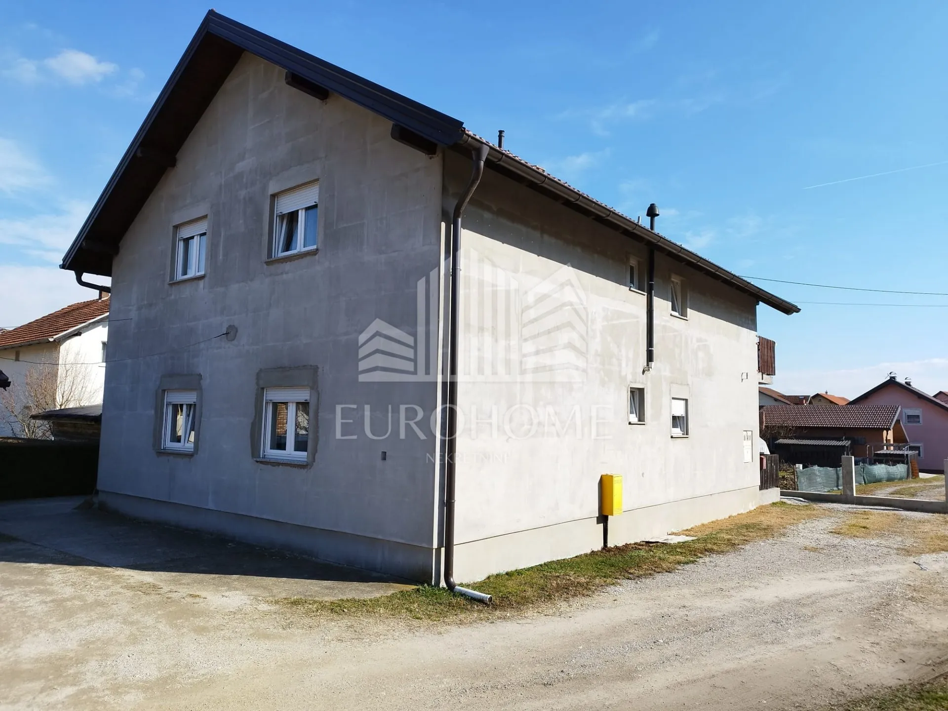 Kuća sa dva stana svaki 100 m2, okućnica 700 m2, Klara - Zagreb