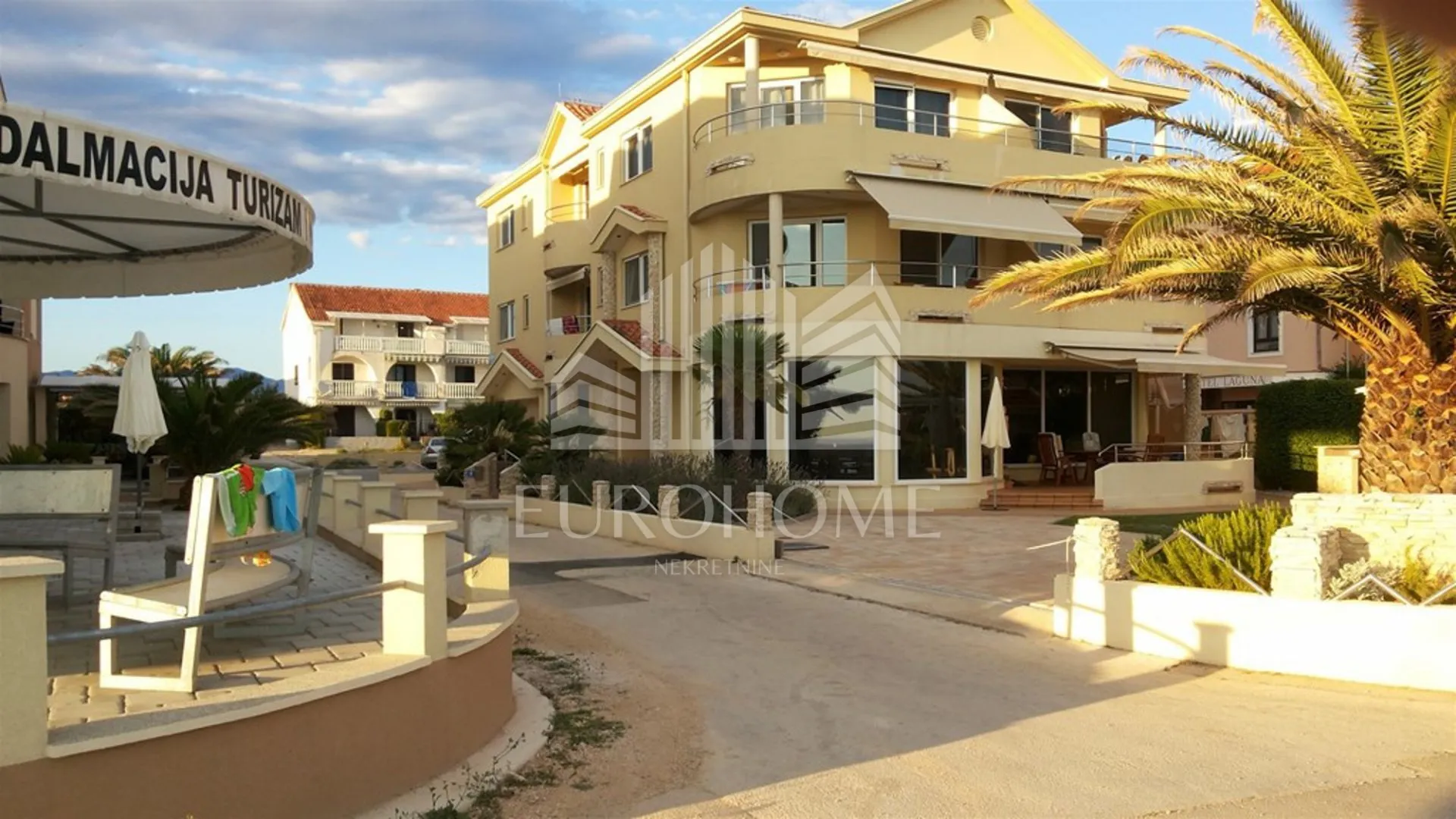 privlaka, apartman prvi red do mora, vrt, garaža 16m2 - slika 4