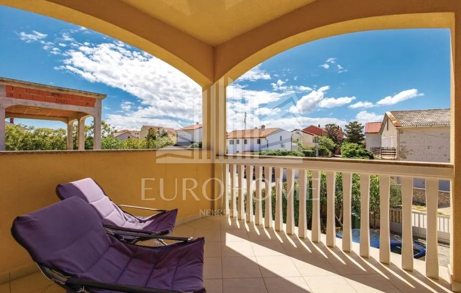 povljana, pag, kuća s dva odvojena apartmana 200 m2 - slika 7