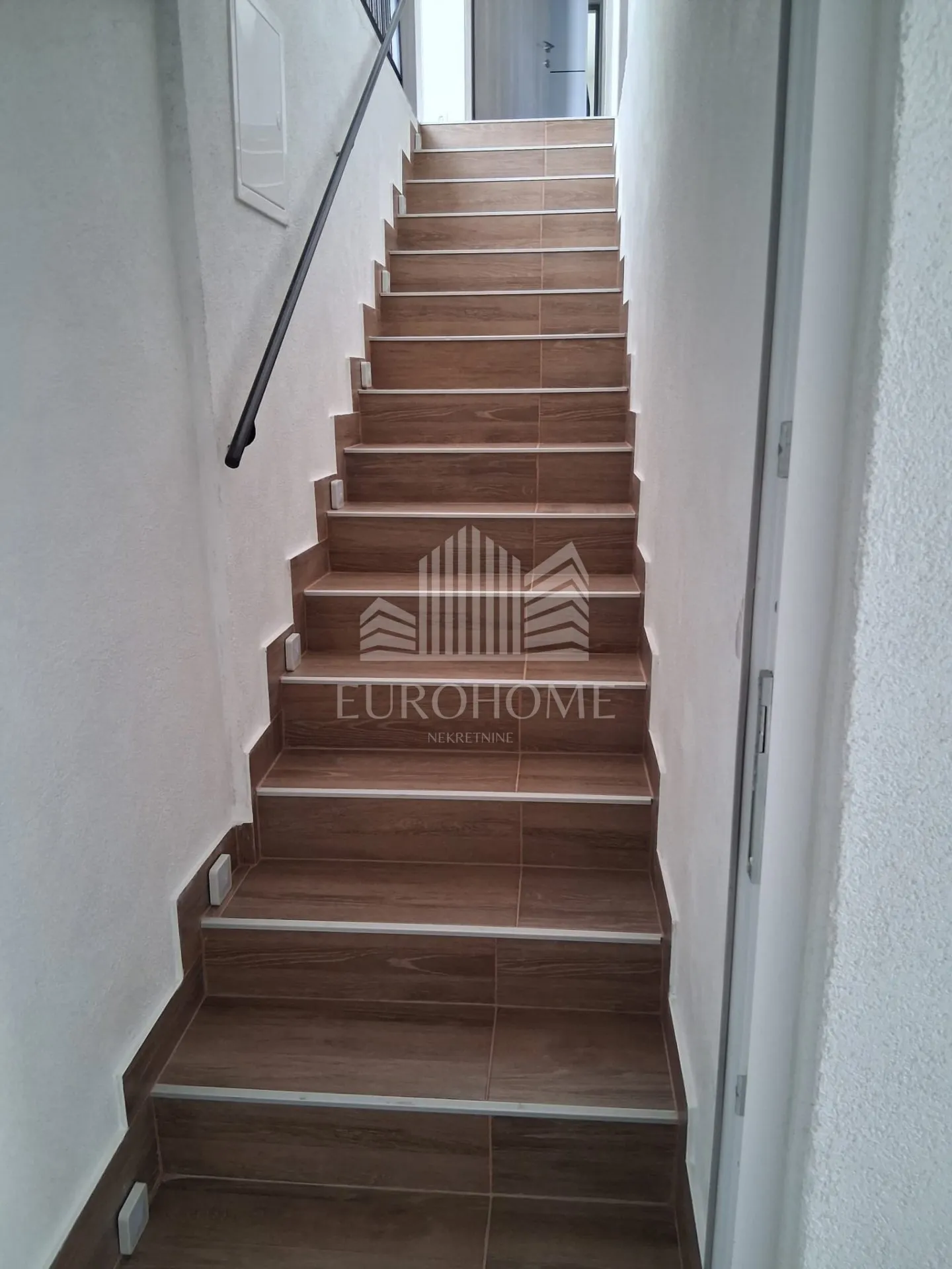 kuća 150m2, tri stana, kustošija - slika 10