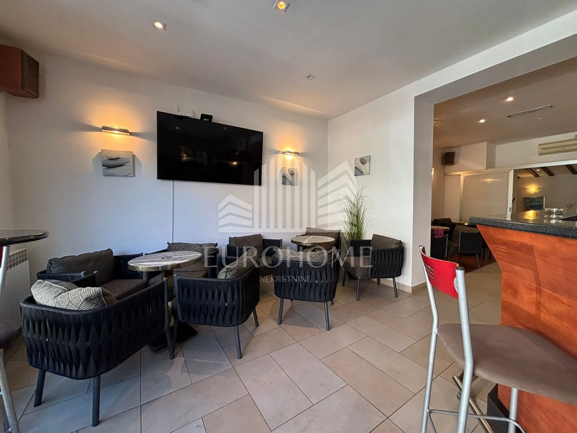 Poslovni prostor 160m2, opremljen kao restoran - Trnje - - Zagreb