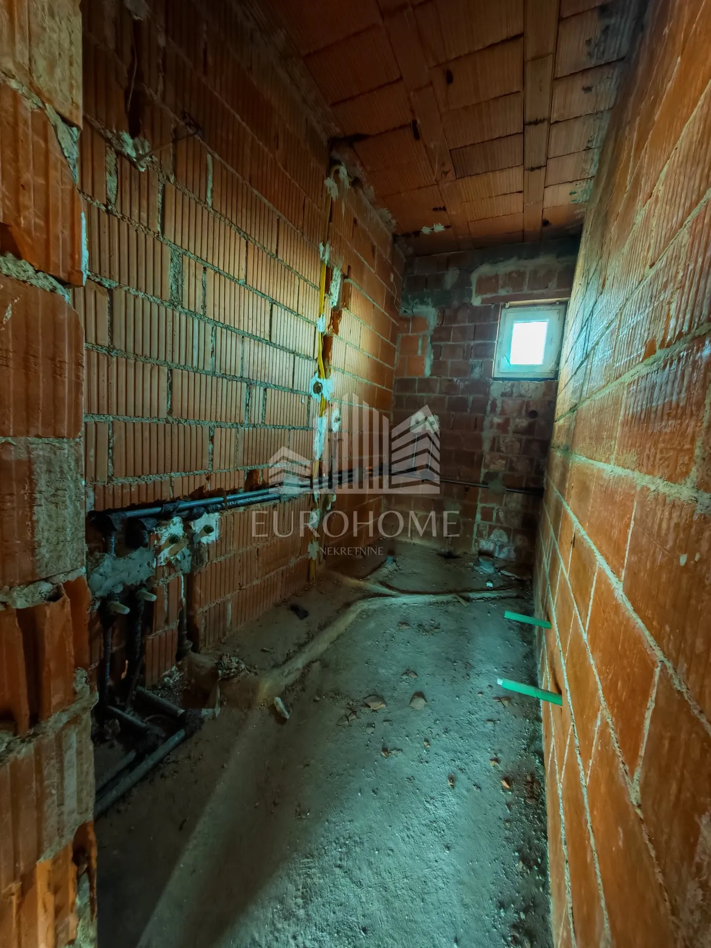 kuća 300m2 - 3 stana - oporovec - slika 9