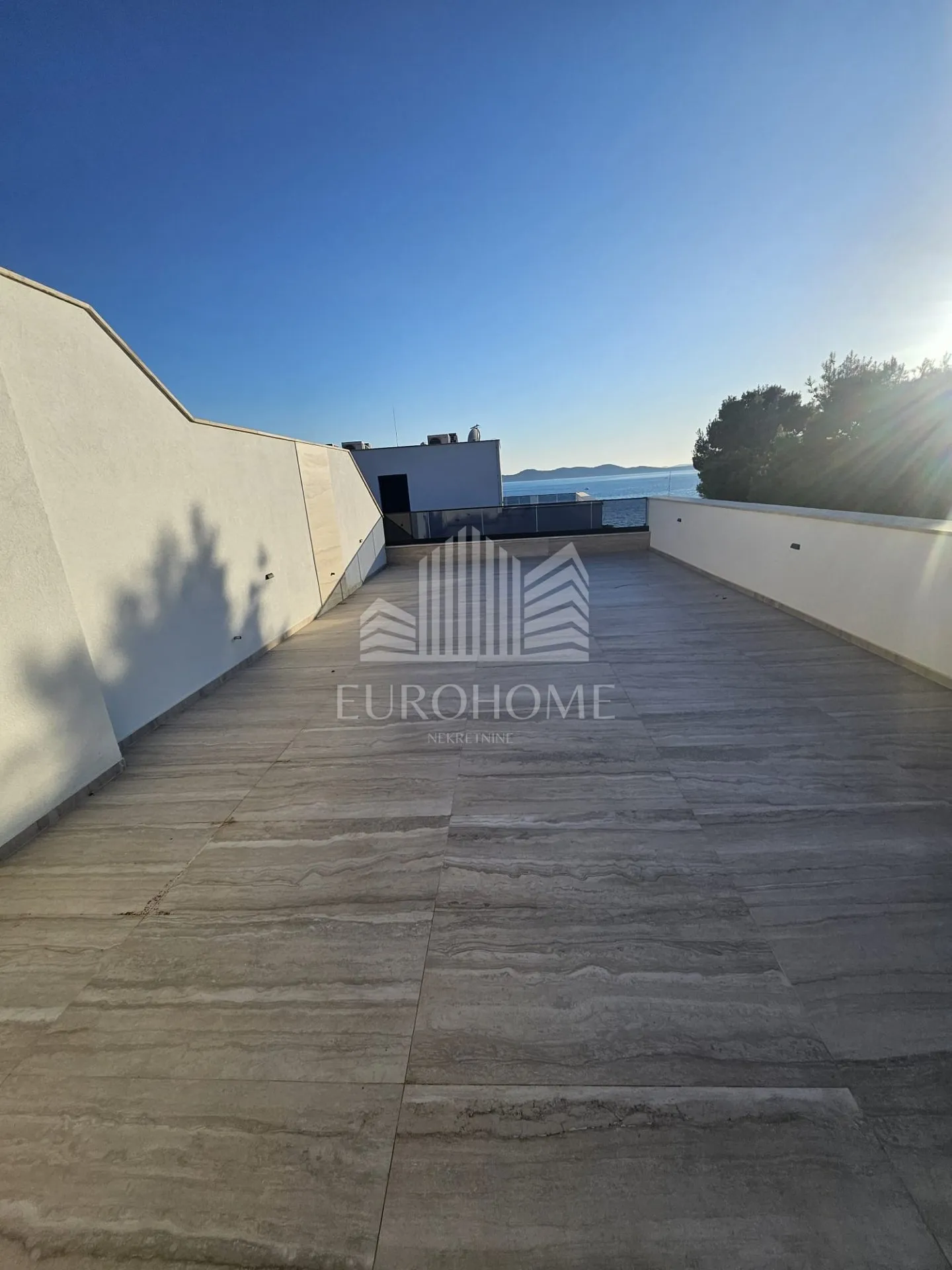 diklo,moderan penthouse uz more, kompletno namješten,odmah useljiv - slika 23