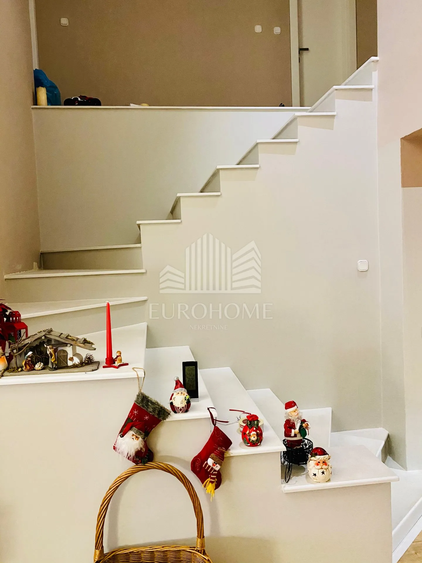 prekrasna moderno uređena kuća u oazi mira – rugvica, 253 m² - slika 8