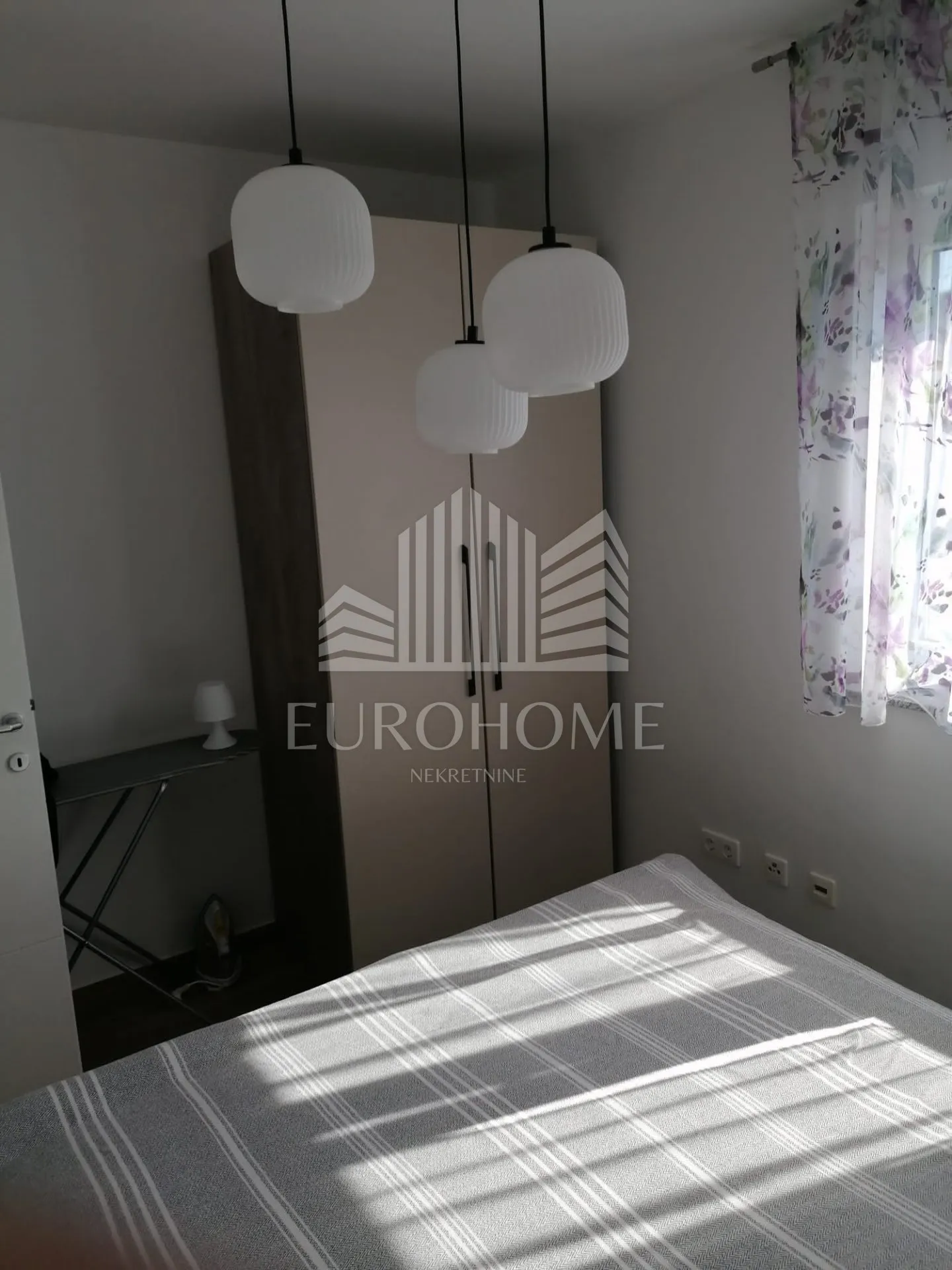 divan 4s stan 80m2 + vpm/terasa, kraj/pašman - slika 7