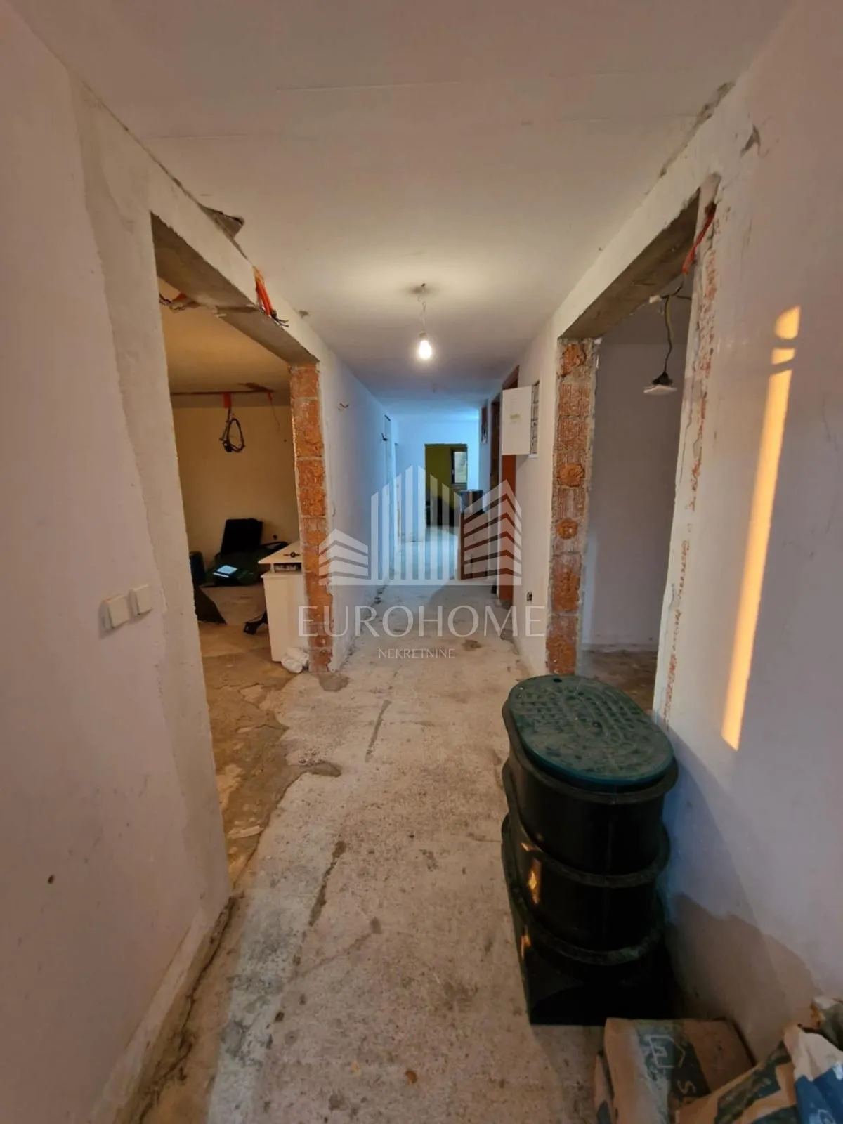 prodaje se stambeno-poslovna kuća s građevinskim zemljištem – križ - slika 19