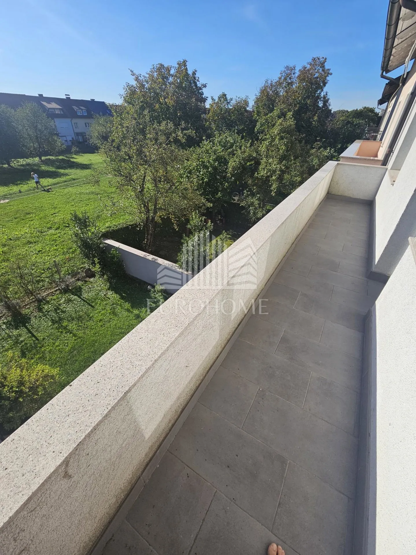 uređena višekatnica s vrtom, parkingom i 3 stana,260.00 m2 - slika 5