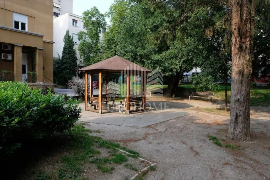 centar, dvoetažni stan 137m2, 3 apartmana - slika 19