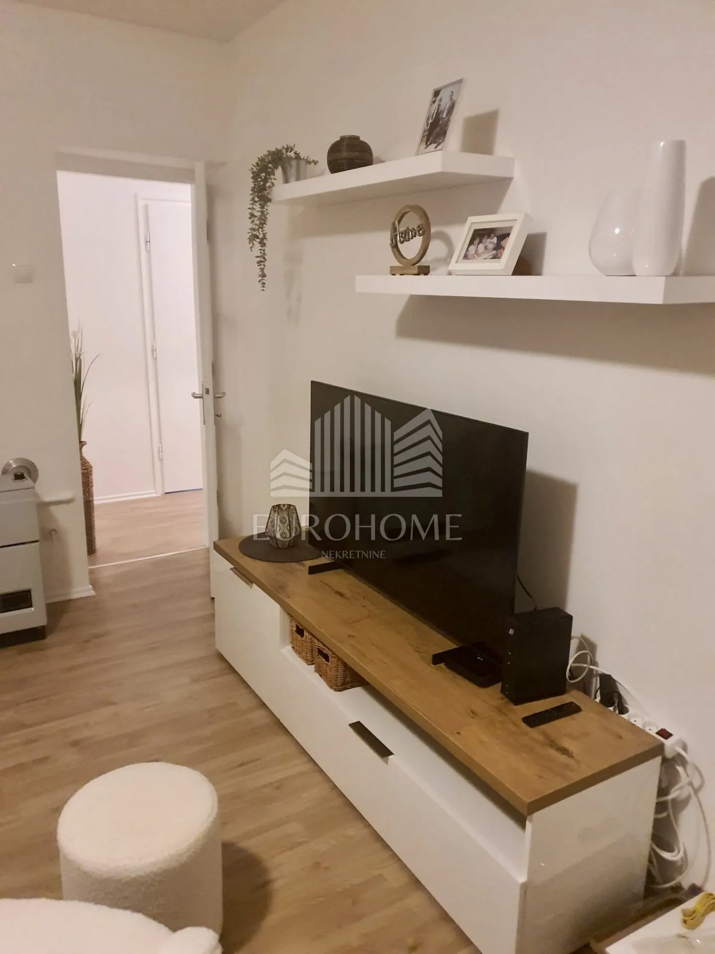 trosoban stan 55m2, svetice, namješten - slika 14