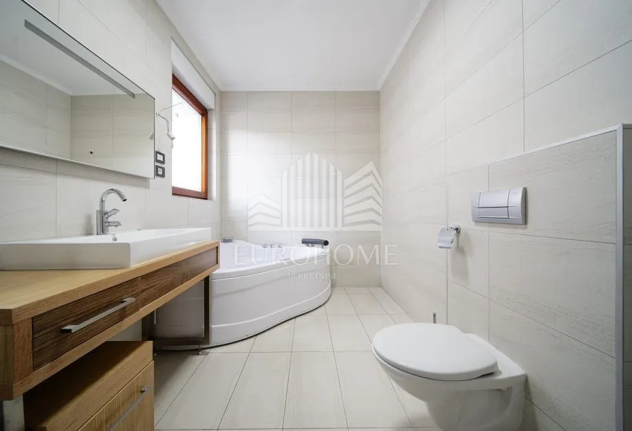 vila sa dva stana 427m2, vrt gramača, šestine - slika 11