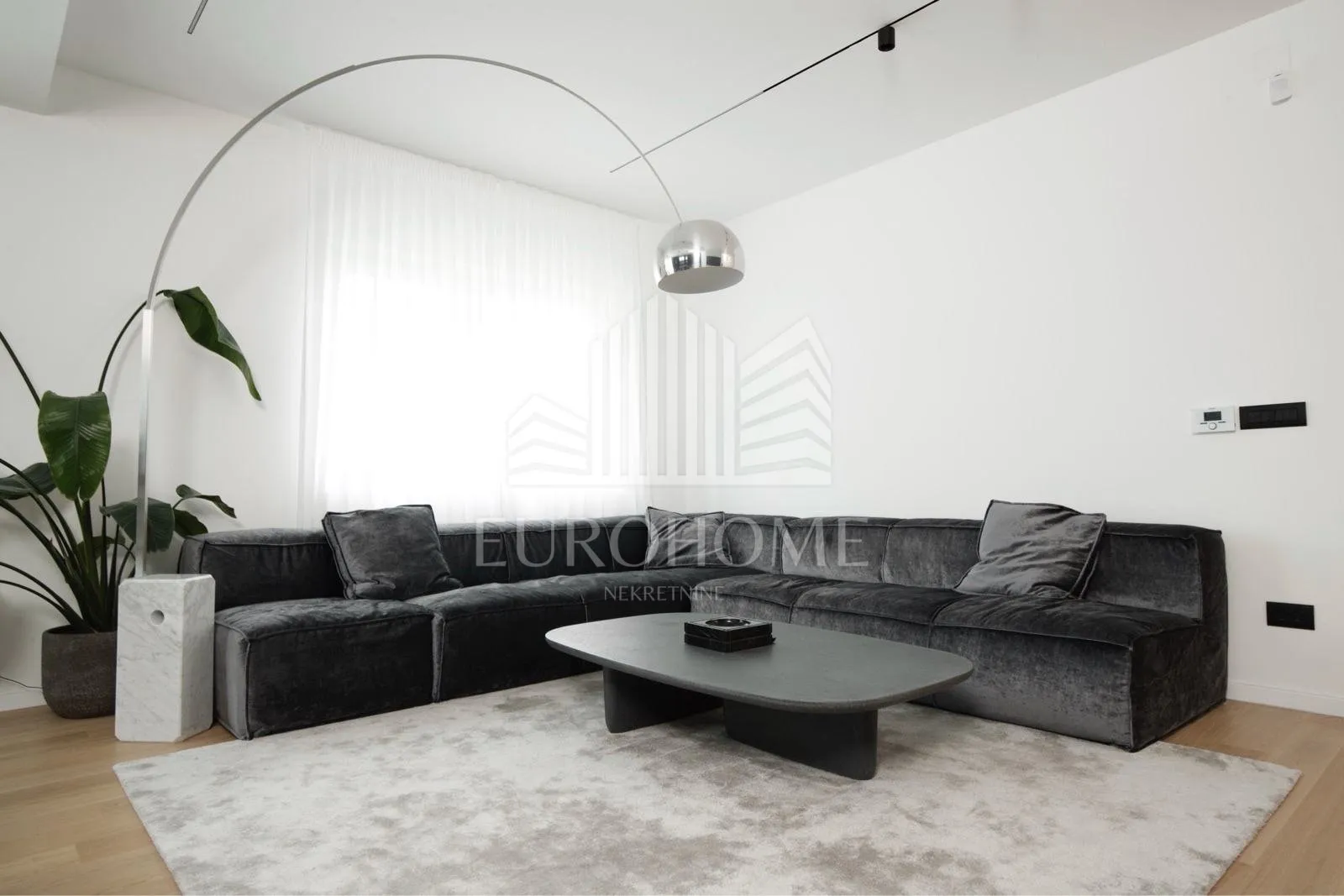 dizajnerski uređen stan 151 m2 terasa balkon garaža sauna - slika 2