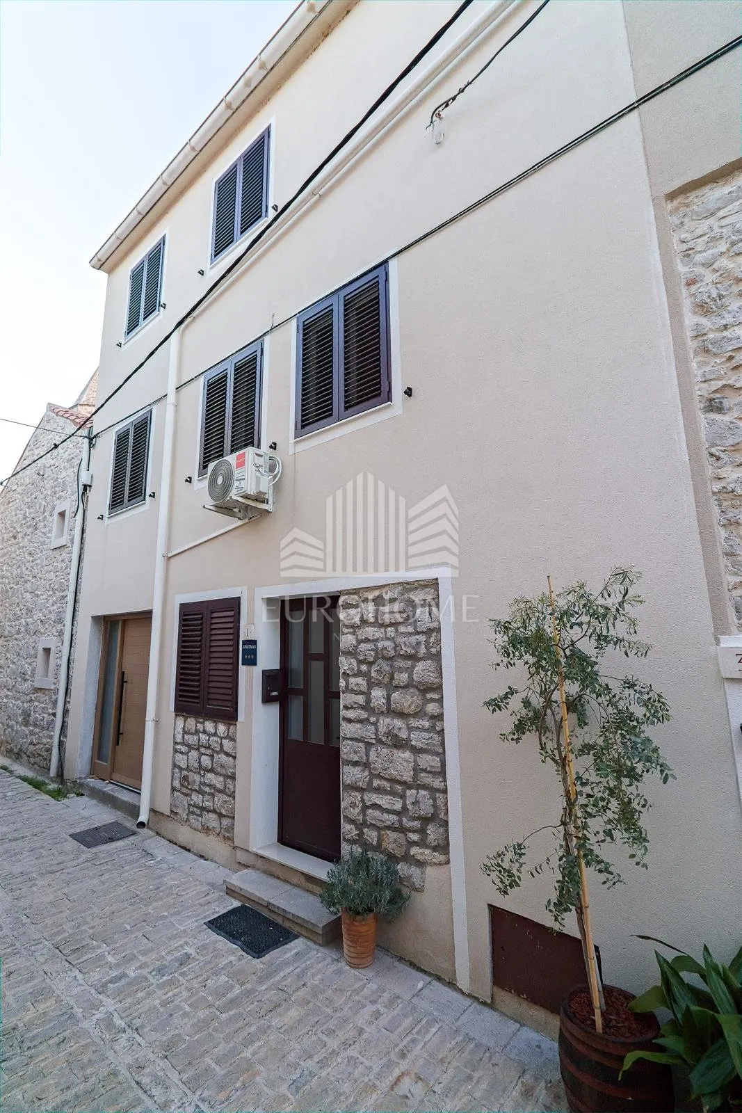 biograd na moru kompletno renovirana kuća spremna za useljenje - slika 2