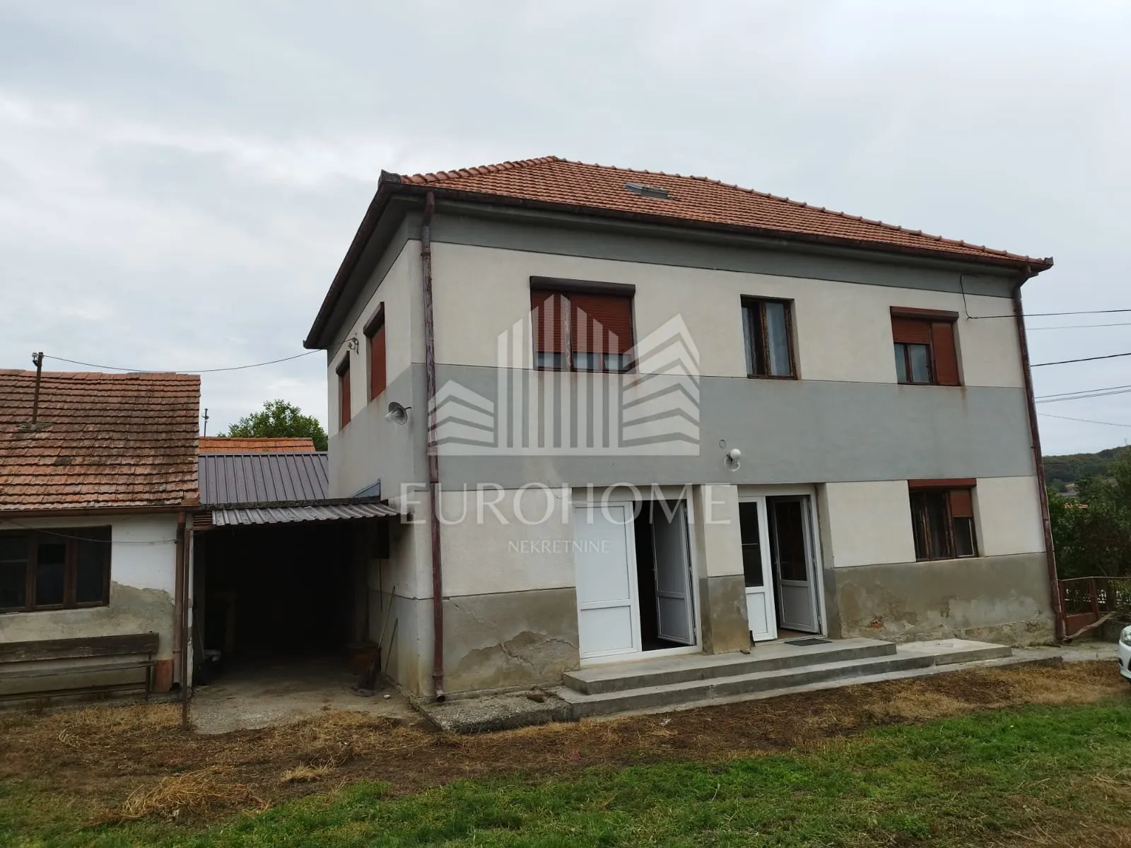 kuća za adaptaciju ,okućnica 500m 2 i zemljište 1584 m2 - slika 2