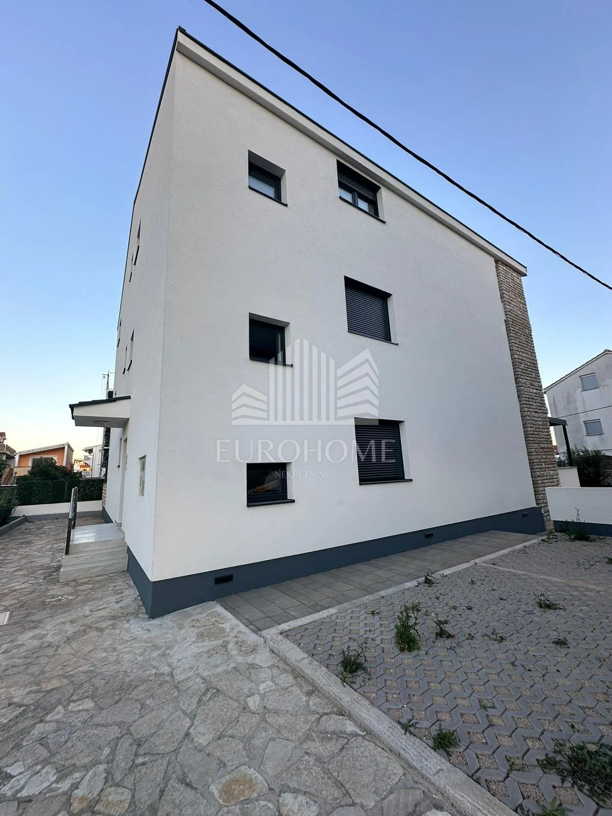 šibenik-vodice luksuzan kompletno namješten stan142.418m2 - slika 7
