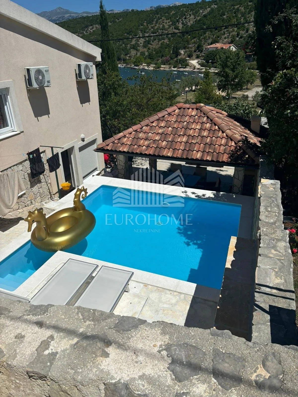 kuća za odmor s bazenom 5o metara od mora - slika 2