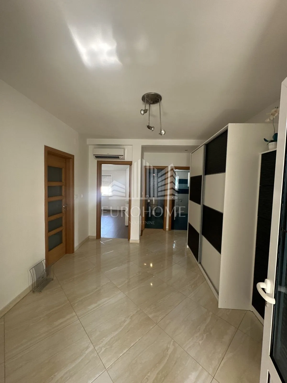 zadar- četverosoban stan,130.00 m2, cjelogodišnji najam - slika 6