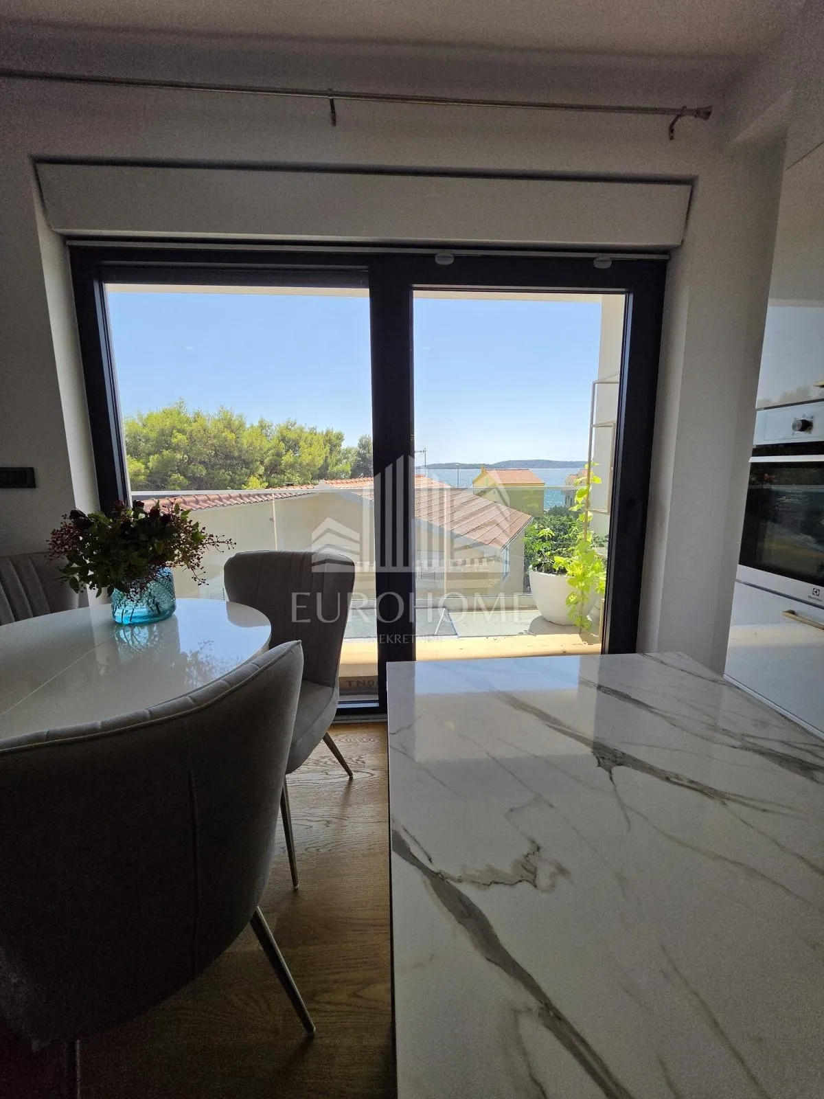 mediteranski luksuz u brodarici | potpuno namješten stan uz more, 67m2 - slika 13