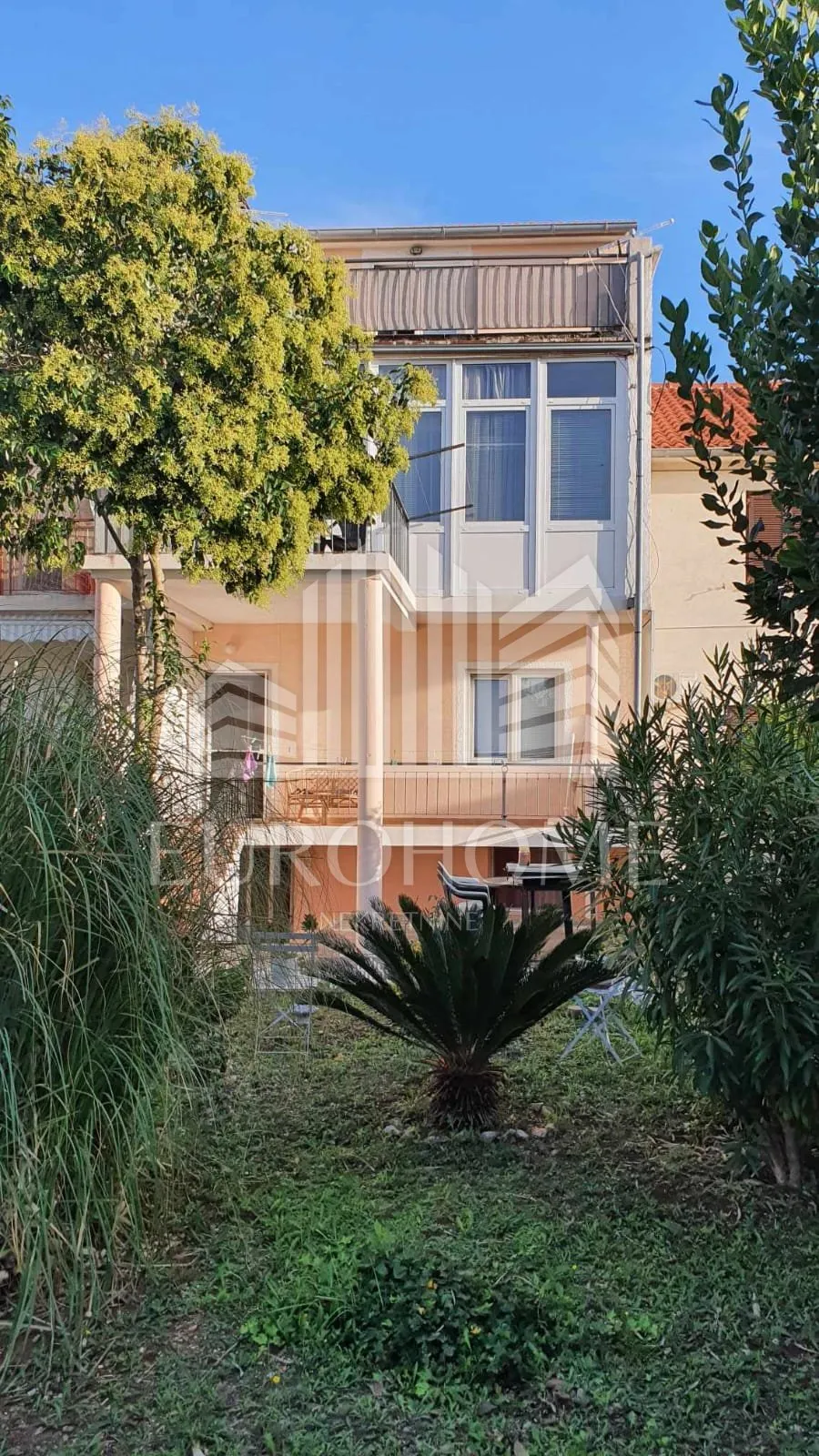 Zadar, Petrići-obiteljska kuća s tri stana i dvorištem,230m2