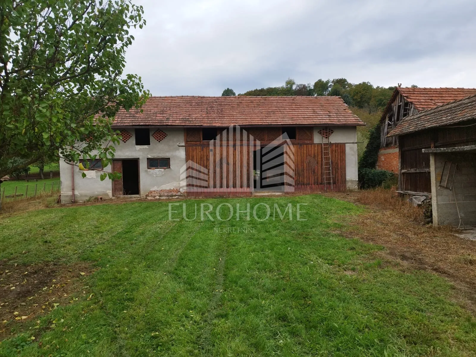 kuća za adaptaciju ,okućnica 500m 2 i zemljište 1584 m2 - slika 20