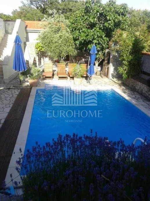 Kuća sa 5 apartmana i bazenom, 360 m2 NJIVICE - Njivice, Omišalj