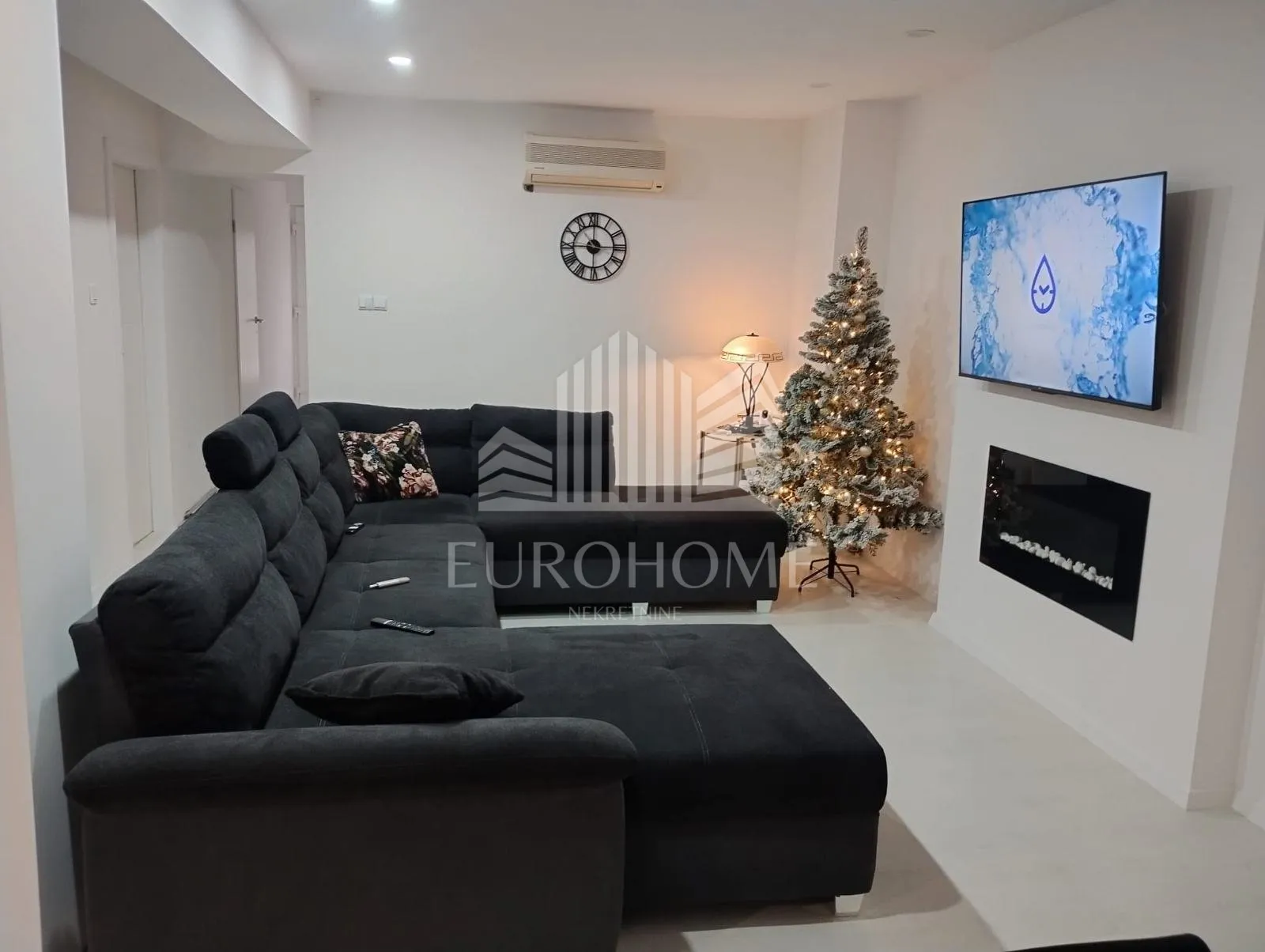 PRIVLAKA- Kuća katnica 70m od mora, 2 apartmana
