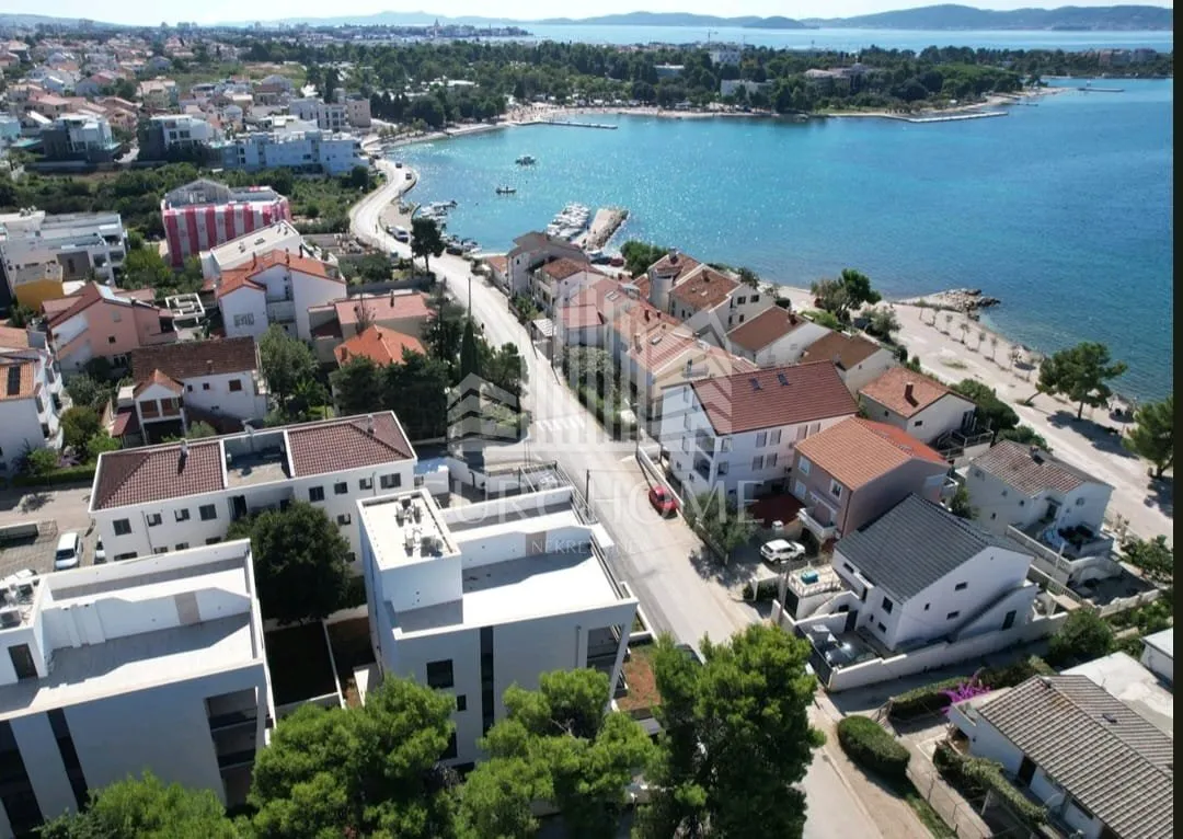 diklo,moderan penthouse uz more, kompletno namješten,odmah useljiv - slika 26