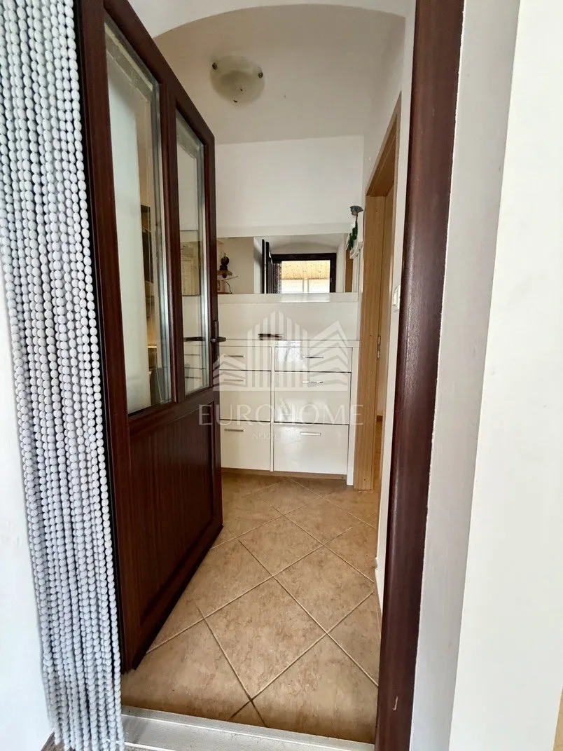 ika – 50 m², 80 m od mora + terasa i parking - slika 5