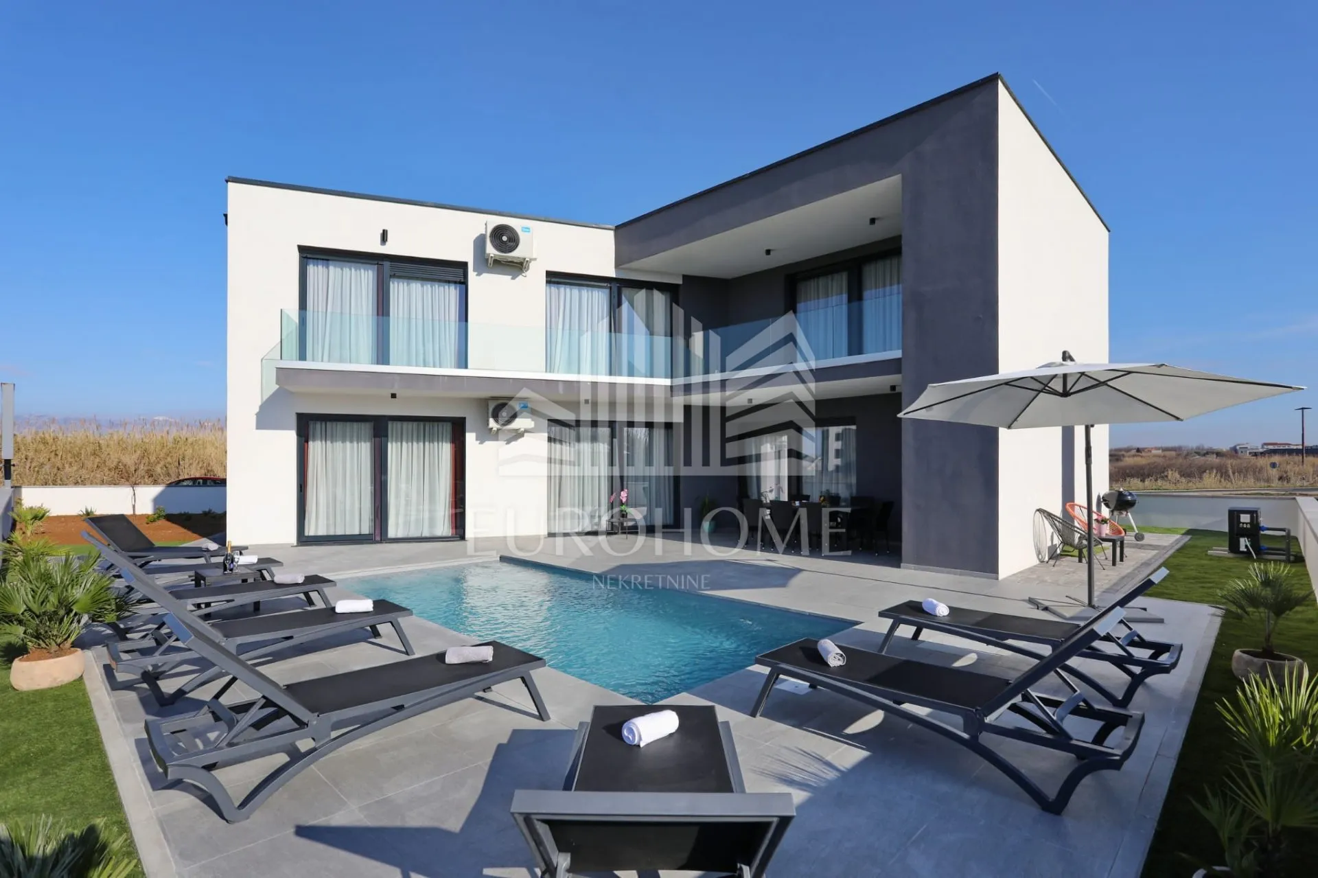 POTPUNO OPREMLJENA VILA, PRIVLAKA (464 m2)