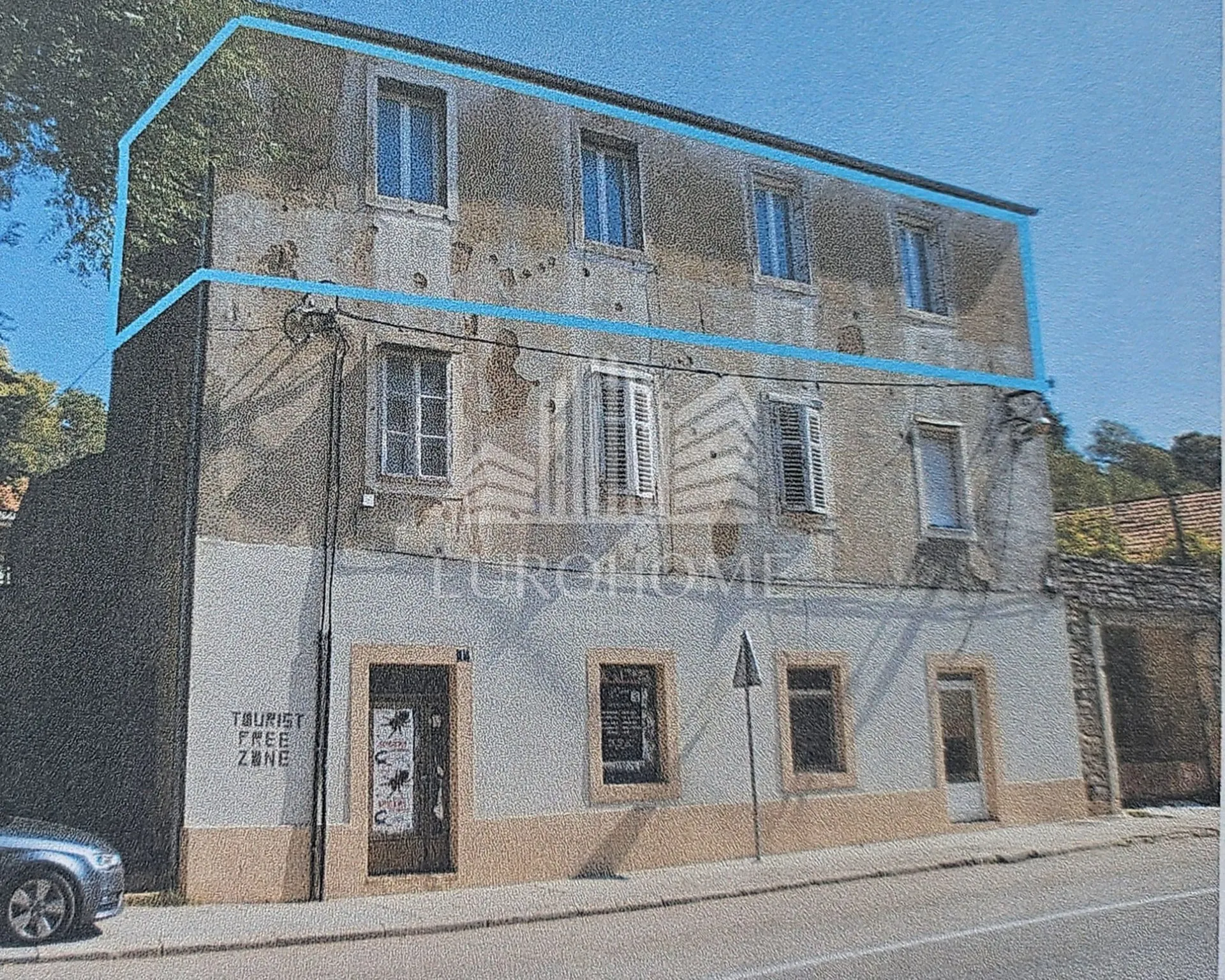 Benkovac,centar grada,trosoban stan za renvaciju,97m2,90.000€