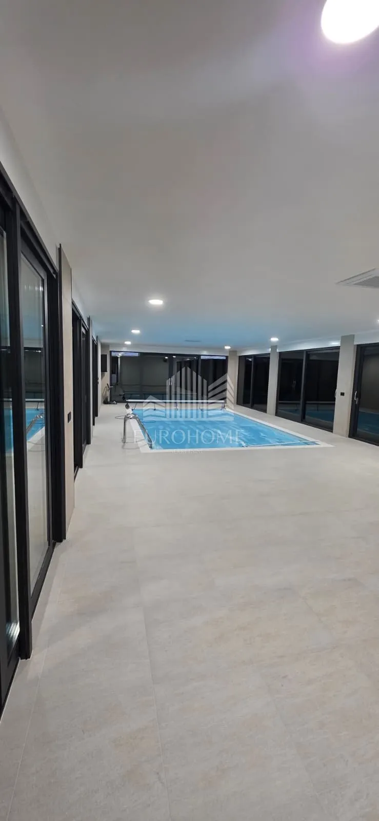 luksuzna vila 645 m² s unutarnjim bazenom i garažom za 5 automobila - slika 17