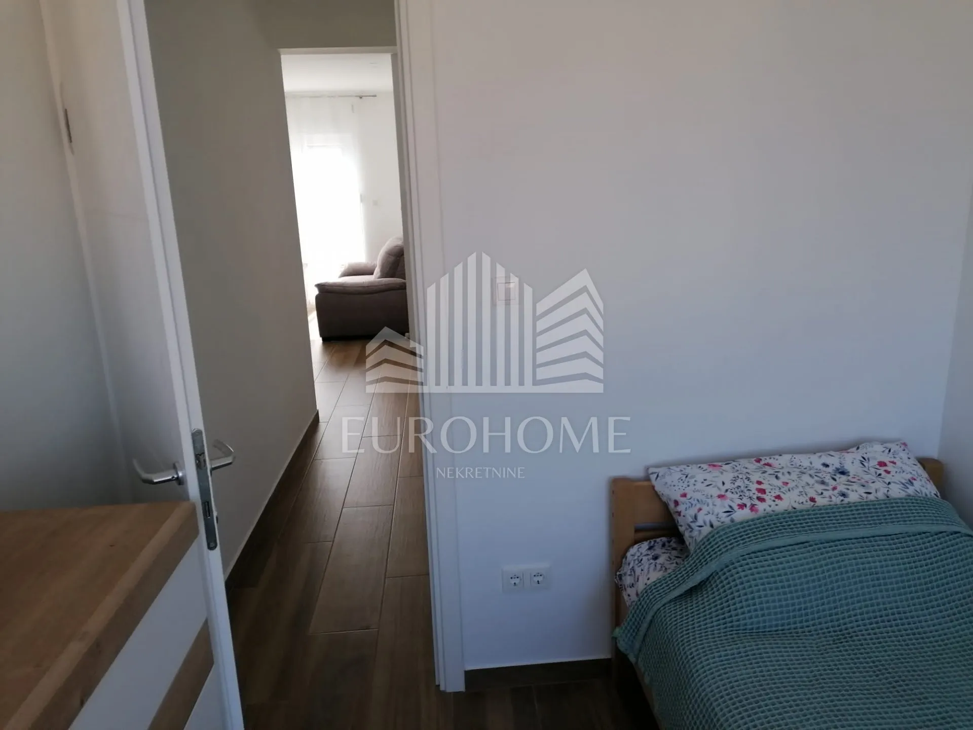 divan 4s stan 80m2 + vpm/terasa, kraj/pašman - slika 14