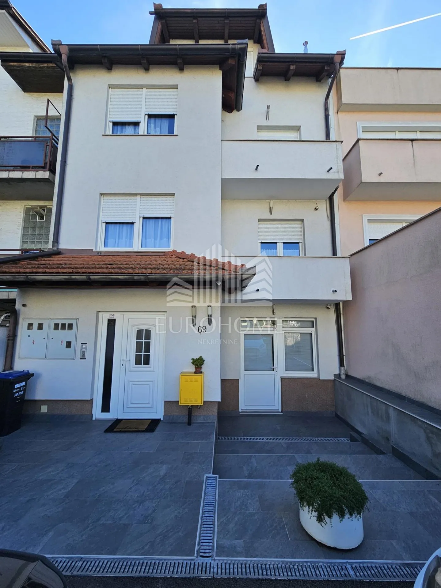 uređena višekatnica s vrtom, parkingom i 3 stana,260.00 m2 - slika 2