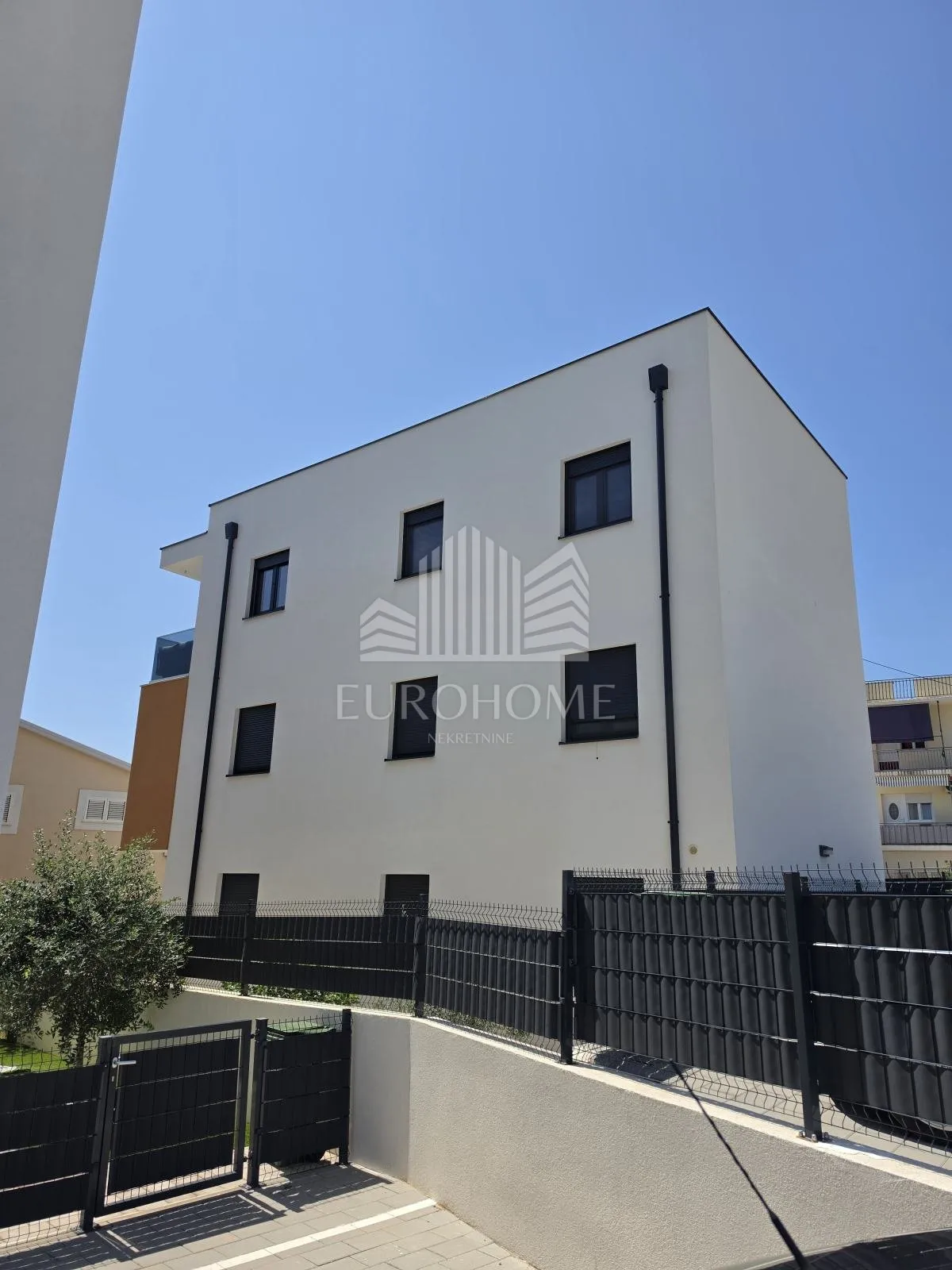 mediteranski luksuz u brodarici | potpuno namješten stan uz more, 67m2 - slika 12