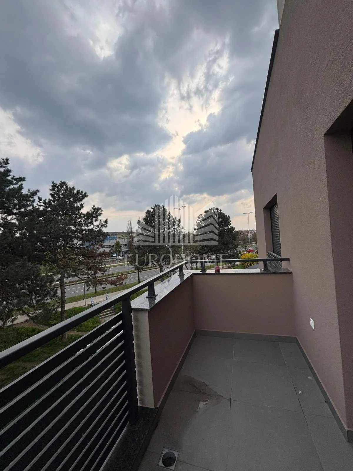 stan 45 m², novogradnja, garaža, balkon, najam - slika 11