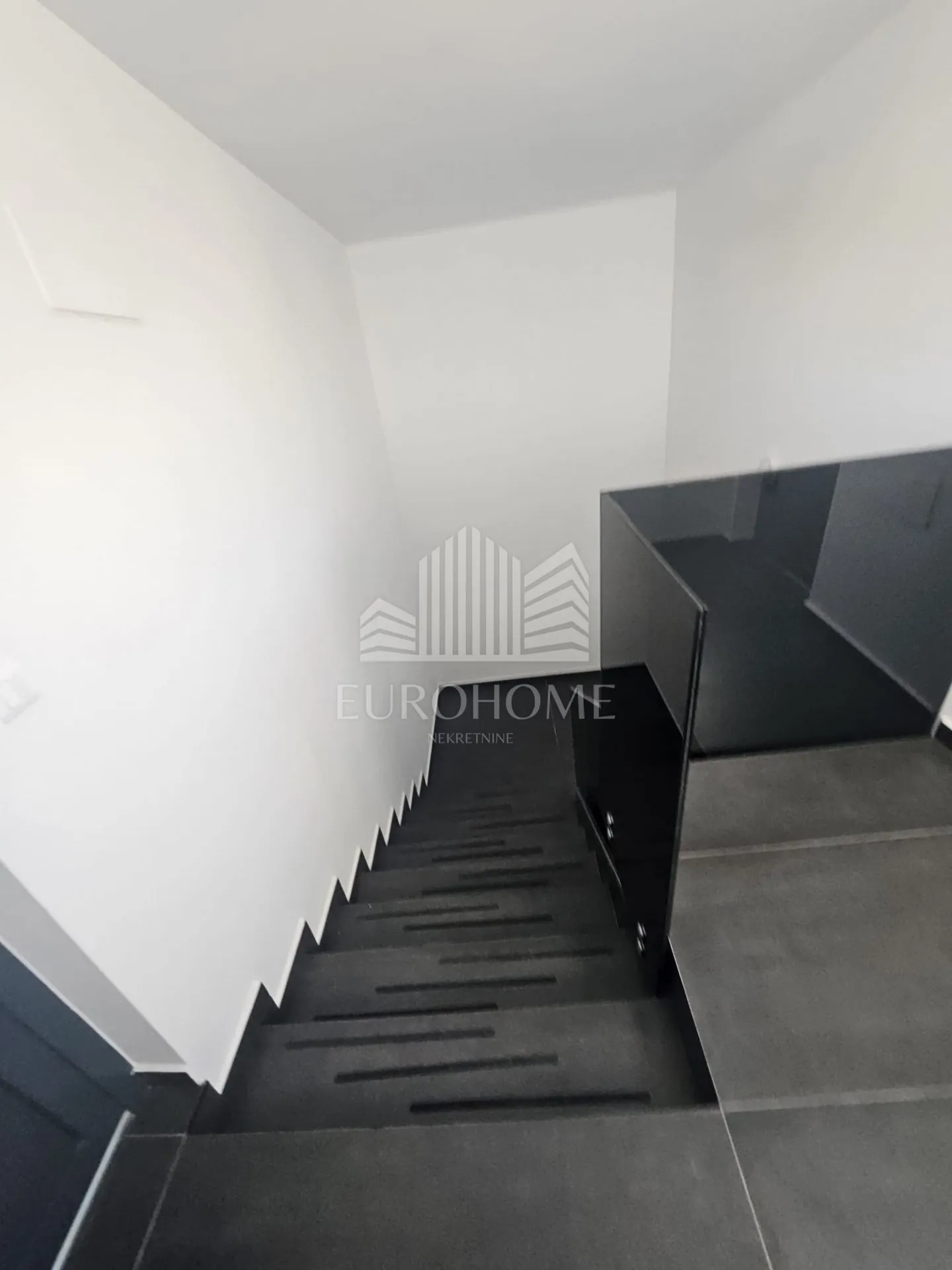 zadar-petrići, nov penthouese sa krovnom trasom i bazenom, potpuno namješten,146m2 - slika 3