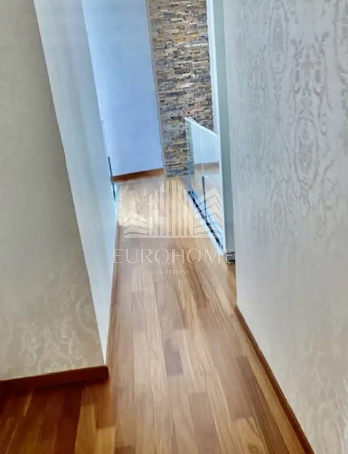 luksuzan stan 196m2, 2 etaže + parking - slika 6