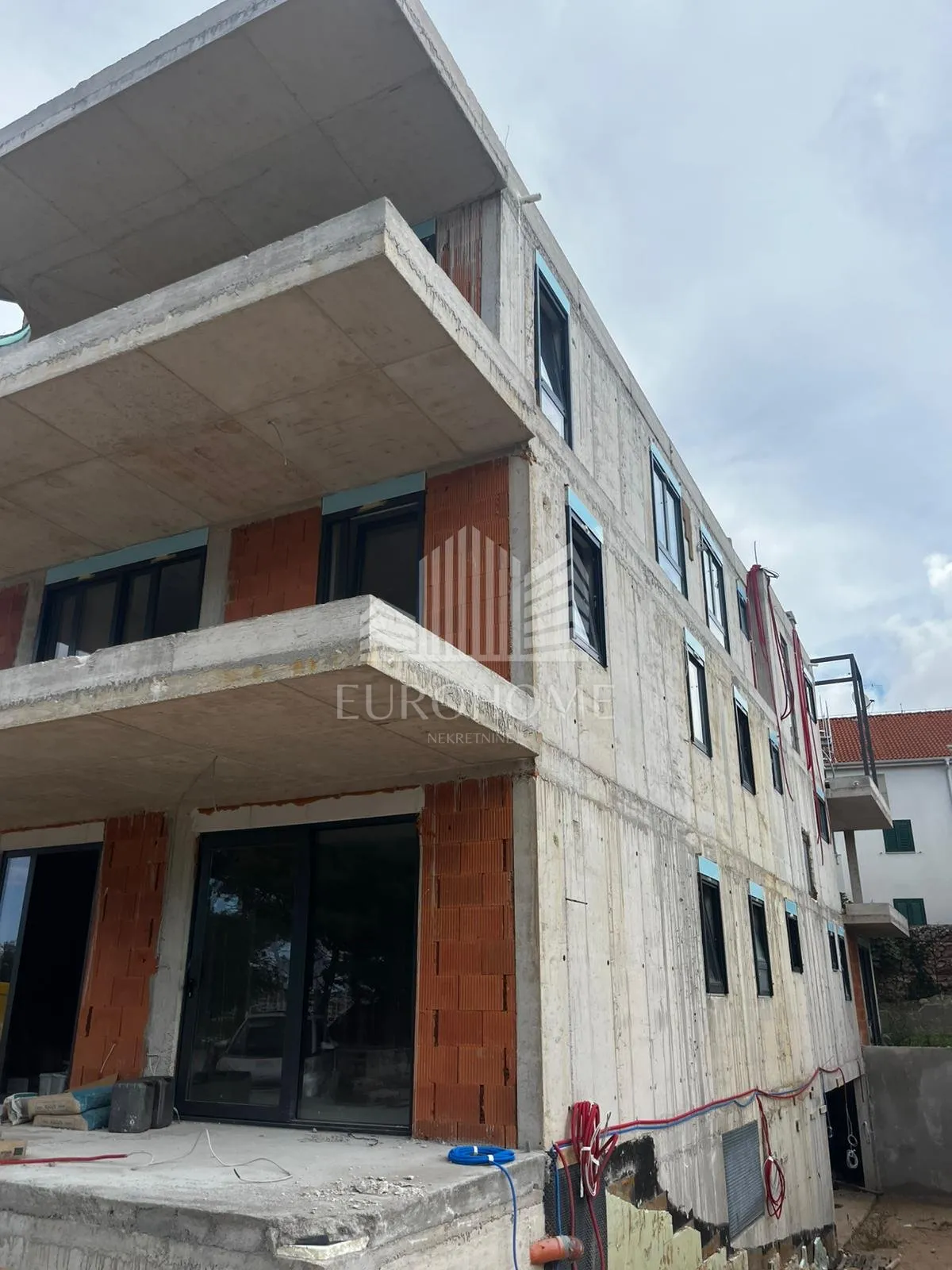 vodice, luksuzni stan uz plažu s4, top lokacija, garaža, 119m2 - slika 6