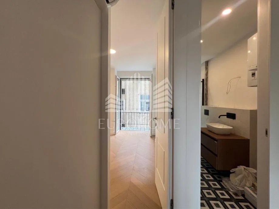 potpuno adaptiran dizajnerski 2-sobni stan | donji grad | balkon | 47 m² - slika 1