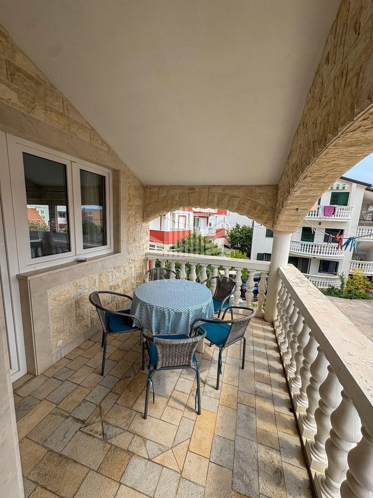 vodice, apartman 50m2, 20m od plaže - slika 2
