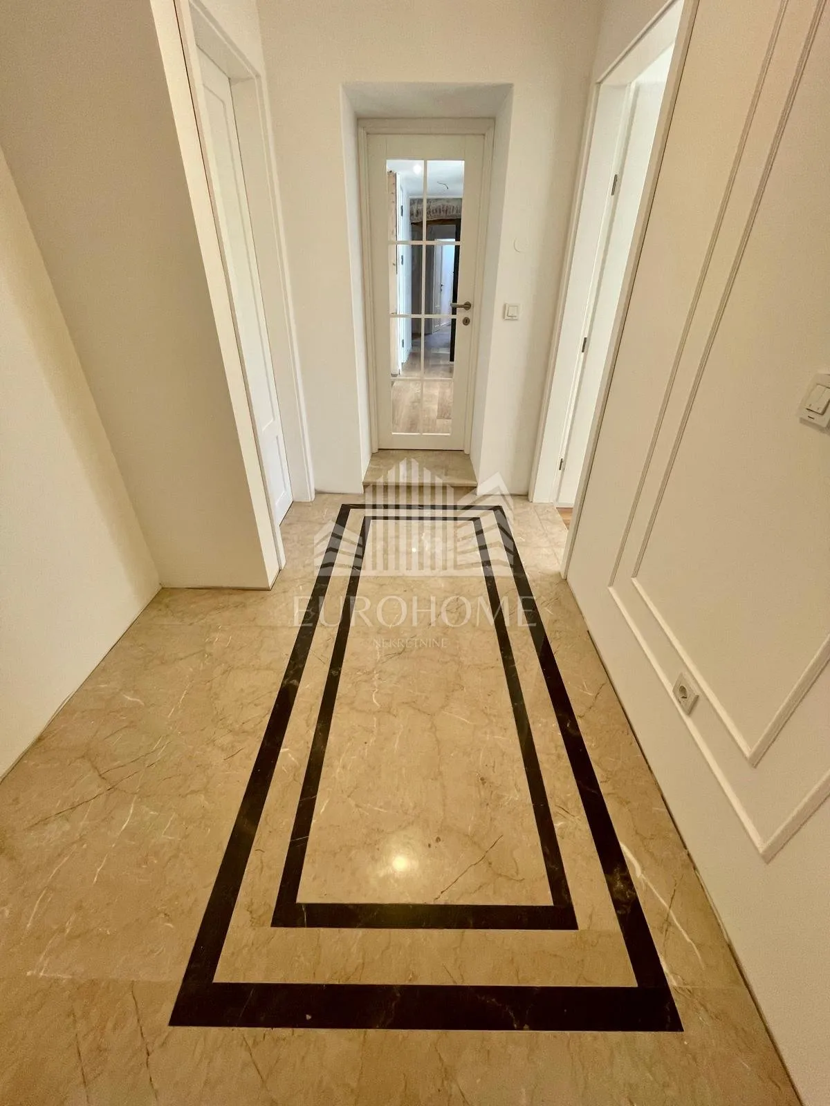 ekskluzivan stan u centru šibenika 150 m2- prvi red do mora - slika 4