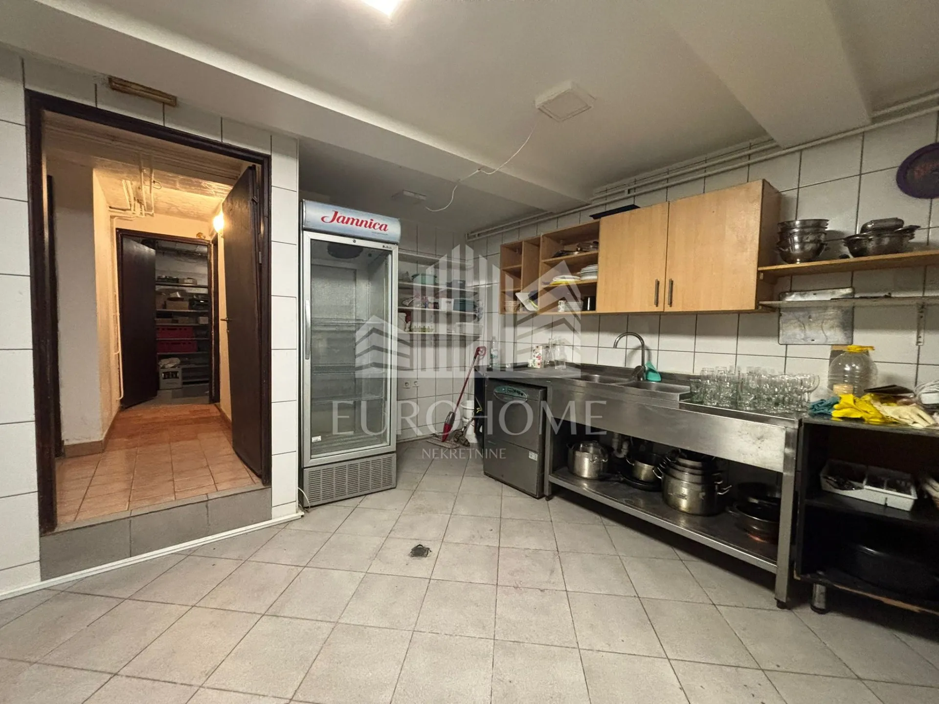 poslovni prostor 160m2, opremljen kao restoran - trnje - - slika 11