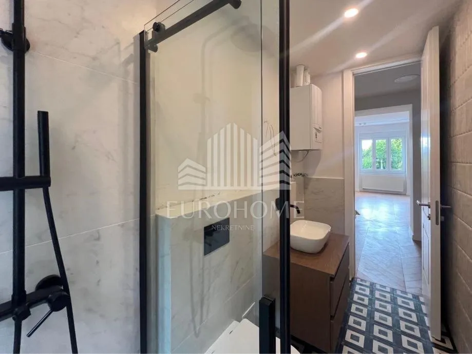 potpuno adaptiran dizajnerski 2-sobni stan | donji grad | balkon | 47 m² - slika 8
