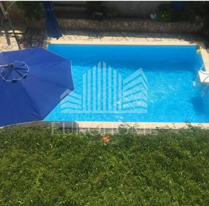 kuća sa 5 apartmana i bazenom, 360 m2 njivice - slika 5