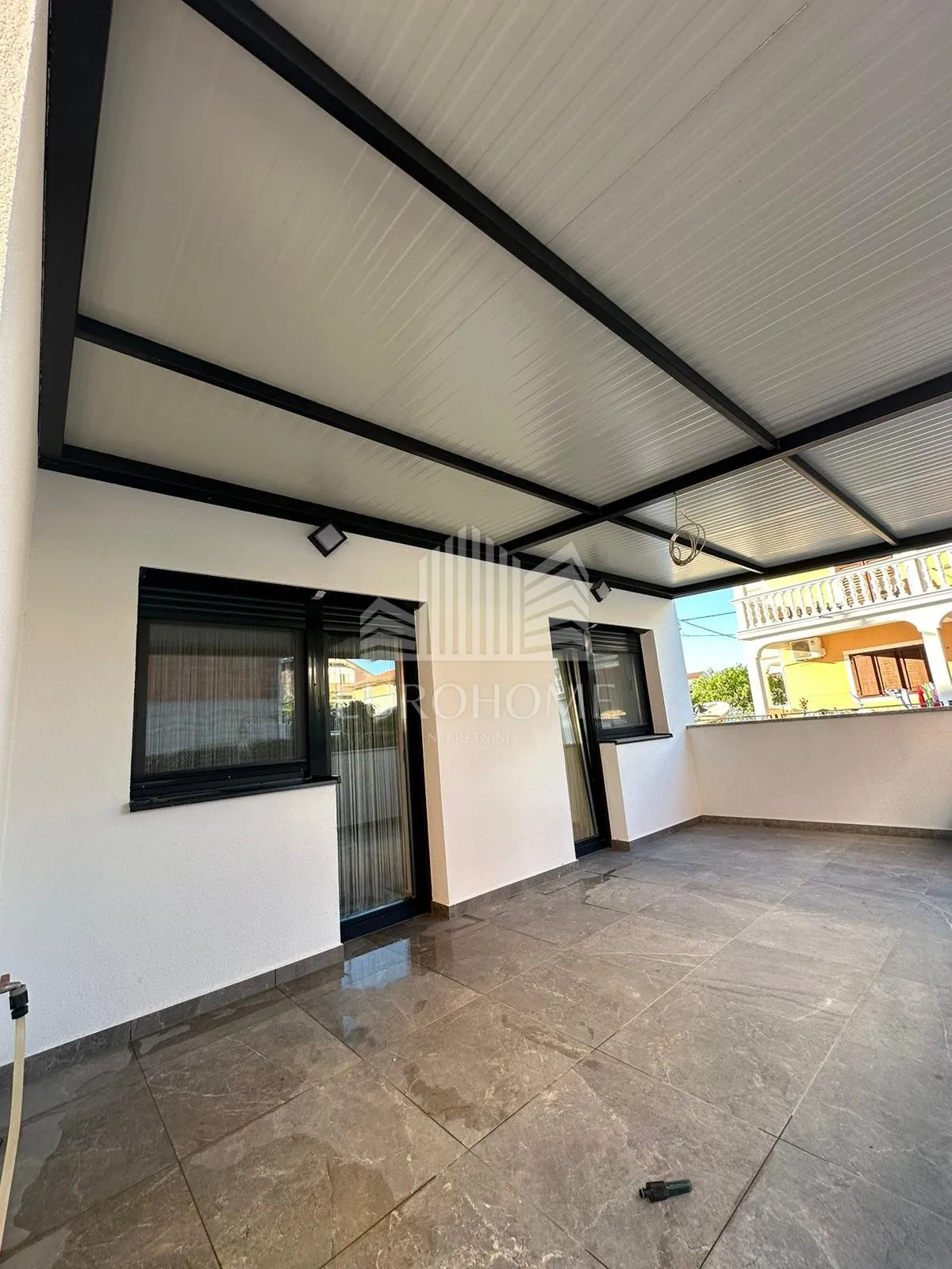 šibenik-vodice luksuzan kompletno namješten stan142.418m2 - slika 23