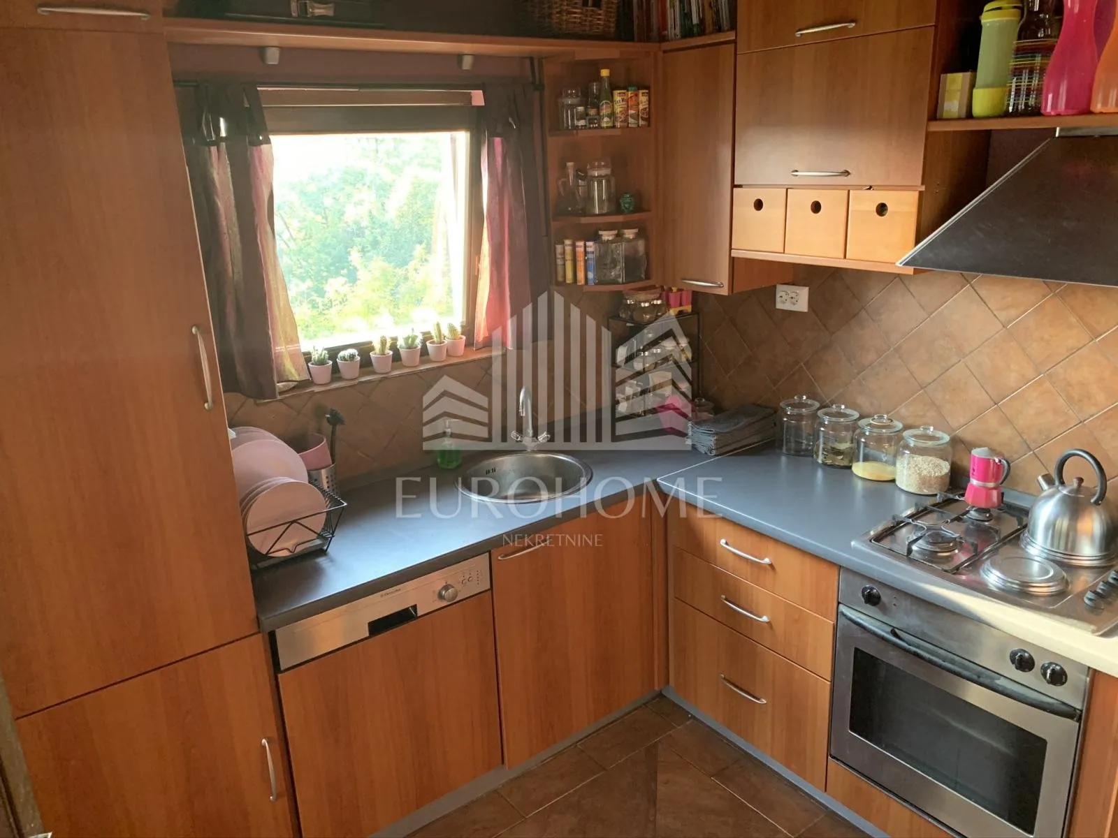 samostojeća kuća s 2 stana (110 m² + 58 m²), vrhovec - slika 4