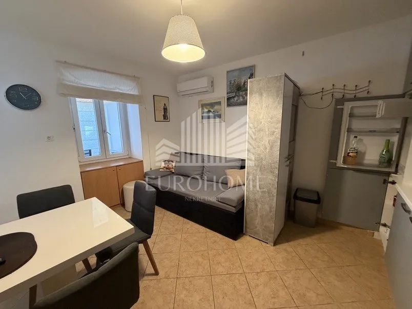 ika – 50 m², 80 m od mora + terasa i parking - slika 11