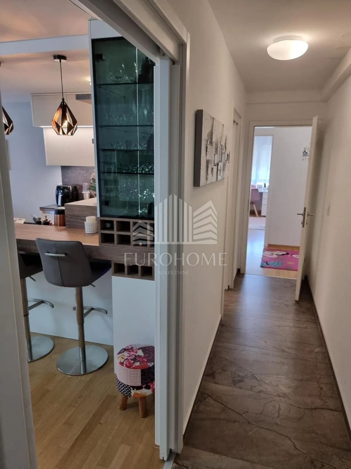 luksuzno opremljen stan 128m2 u centru - slika 11