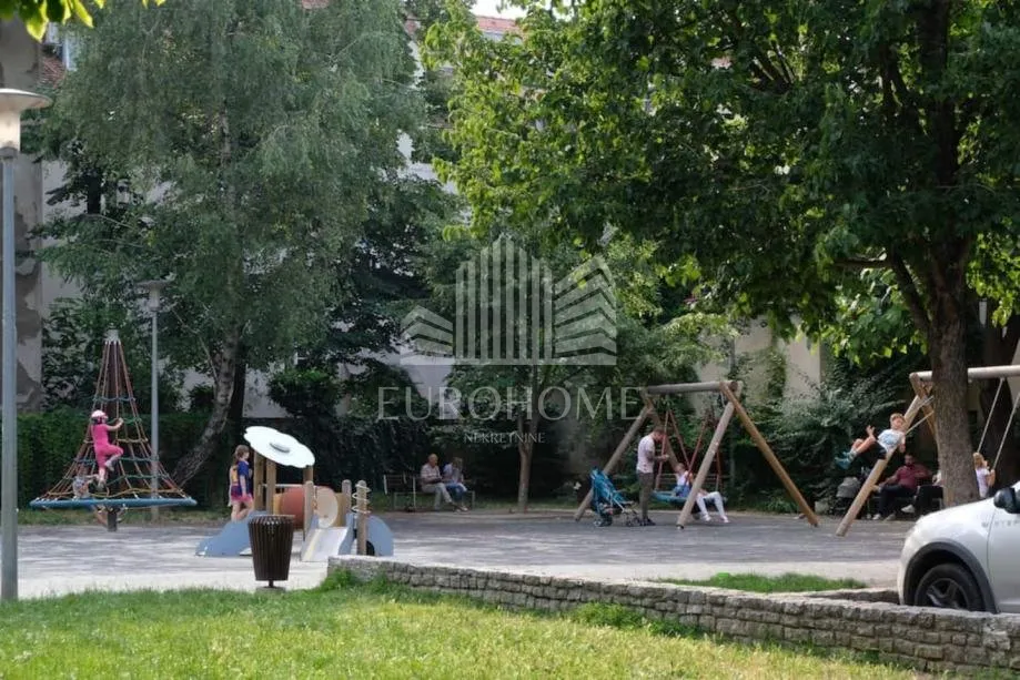 centar, dvoetažni stan 137m2, 3 apartmana - slika 18