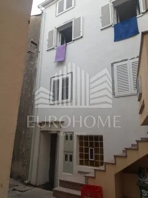 Kuća sa 4 apartmana (centar stare Novalje) visoki rohbau - Stara Novalja, Novalja