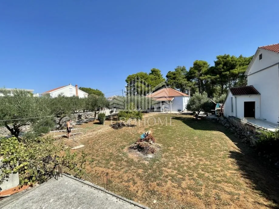 vir, centar, zemljište 877 m2 s kućom za renovaciju 121 m2 - slika 3